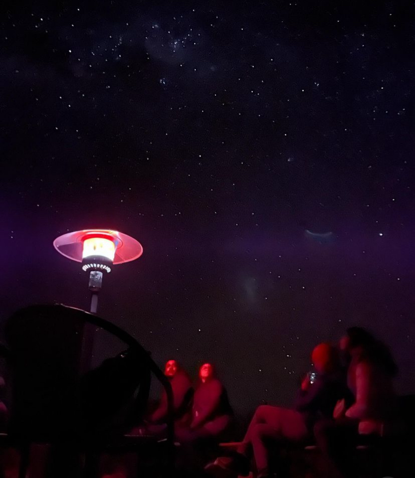 Grupo de personas observando las constelaciones del cielo